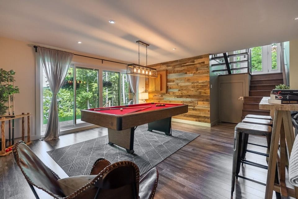 🎱 Family Room / Game Room (Pool Table) Fun for all ages. Challenge your group to a game of pool in this relaxed and playful family space.