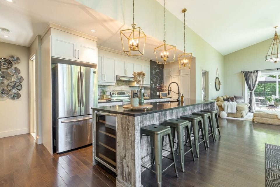 🍽️ Kitchen & Dining Area Cook, gather, and connect. A fully equipped kitchen with lake views, designed for shared meals and memorable moments.
