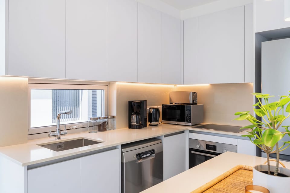 Apartment, Balcony, Lake View | Private kitchen | Coffee/tea maker, full-size fridge, microwave, oven