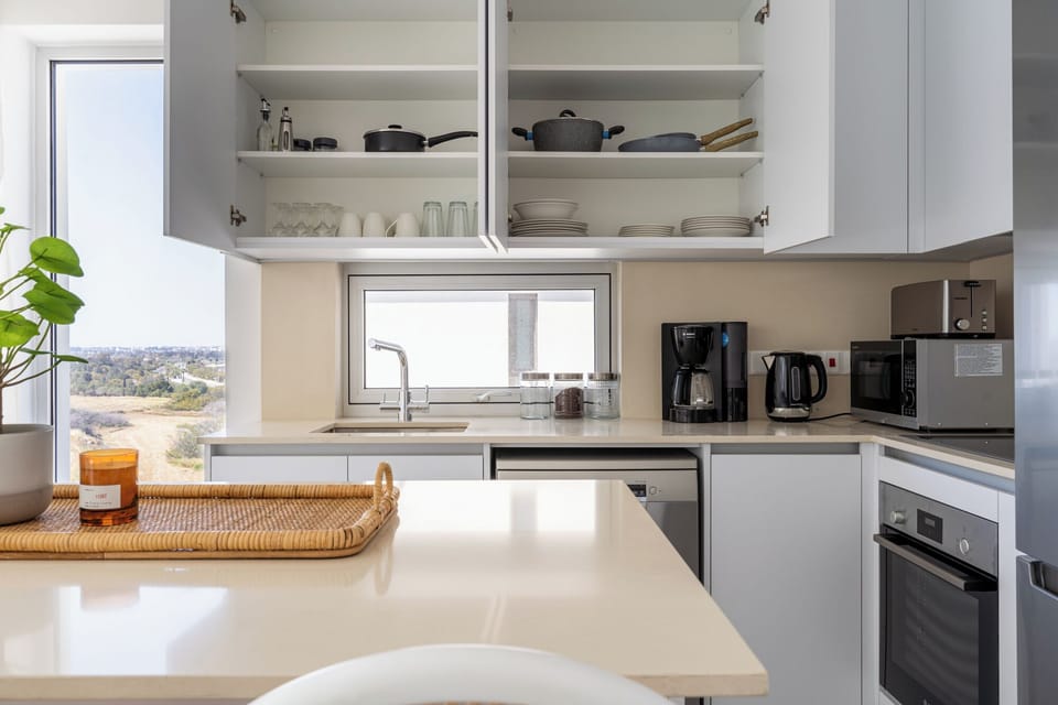 Apartment, Balcony, Lake View | Private kitchen | Coffee/tea maker, full-size fridge, microwave, oven