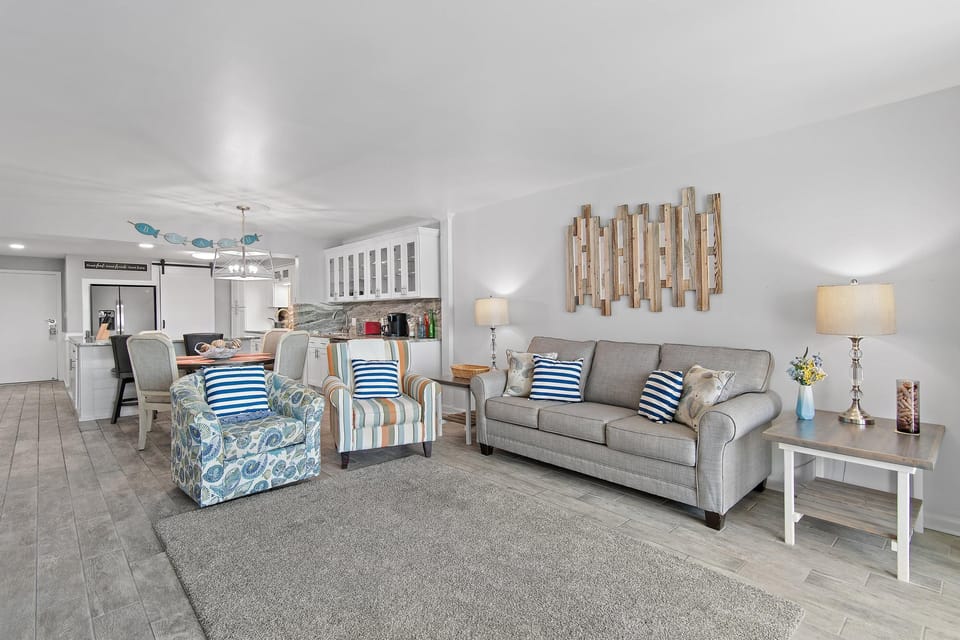 Condo, Multiple Beds (Shoreline Towers 3033) | Living area