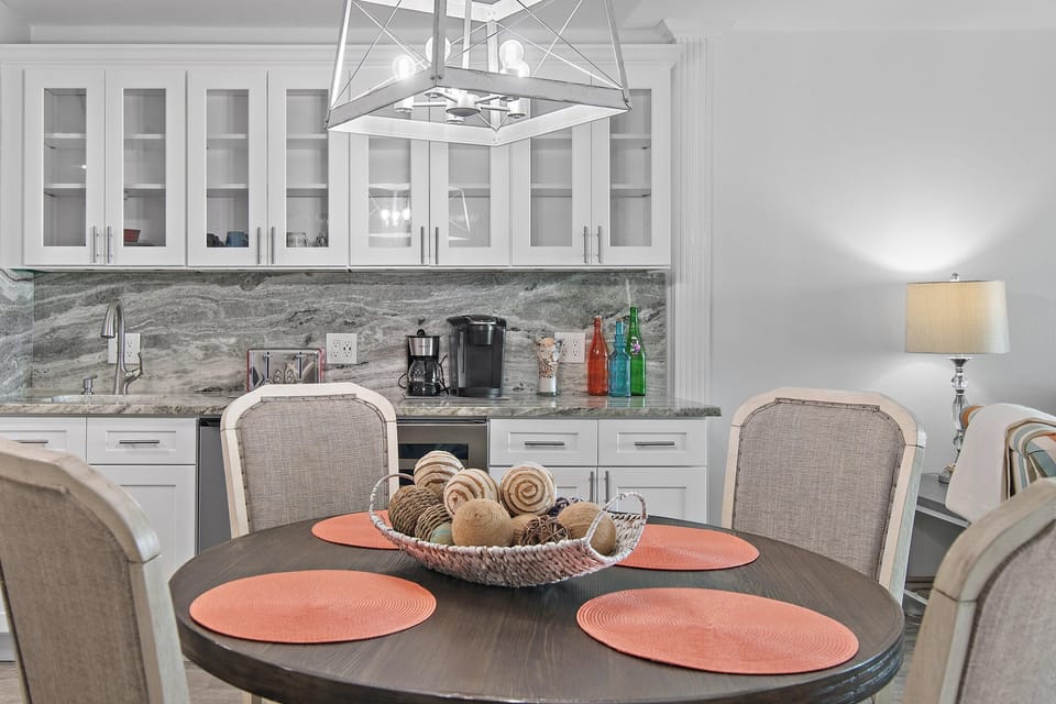 Condo, Multiple Beds (Shoreline Towers 3033) | Dining