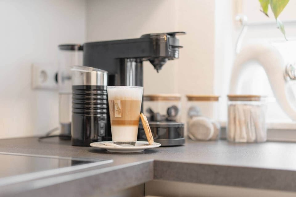 Experience the magic of coffee: Enjoy the perfect coffee with artfully frothed milk. Your daily dose of