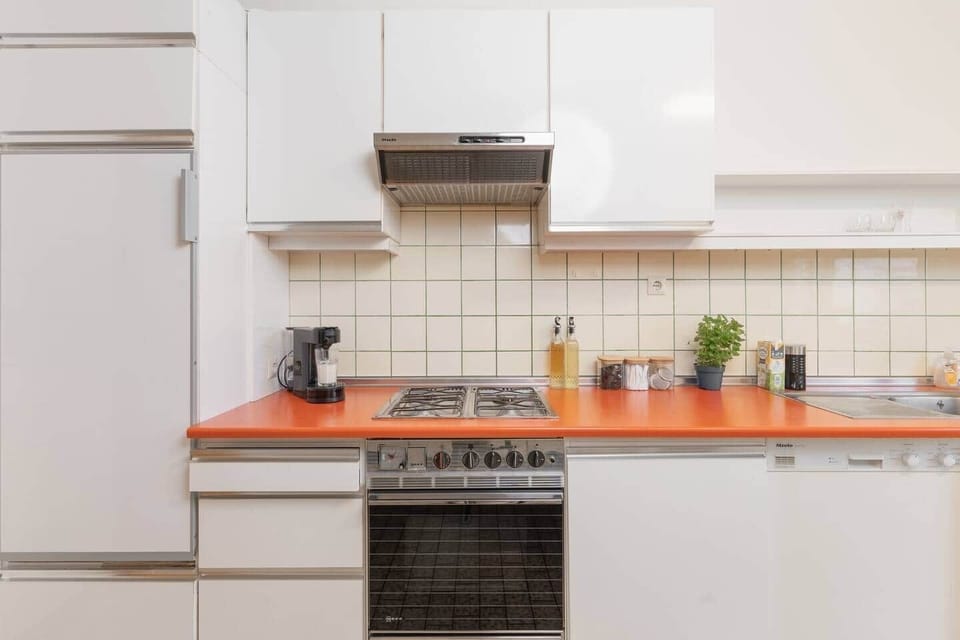 Cook with style on our gas stove! Add a special touch to your dishes with vinegar, oil, and spices—everything's at your fingertips.