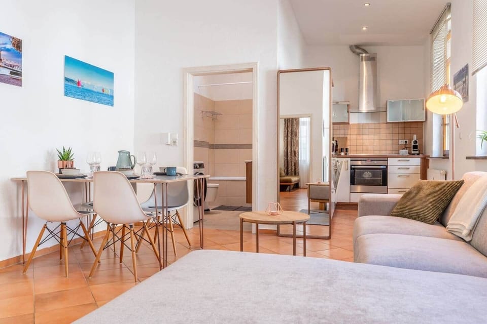 Open-plan living and dining area with a charming atmosphere – perfect for shared dinners and cozy evenings.