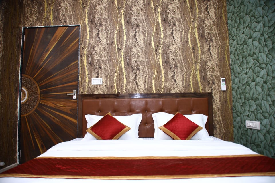 Standard Single Room | Desk