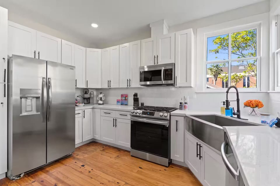 Large kitchen area for meal prepping.