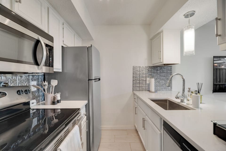 Chef ready modern kitchen with everything you could need!
