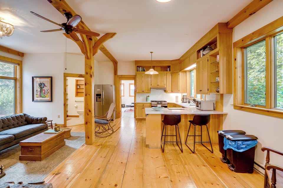 Kitchen | Refrigerator | Dishwasher | 1st Floor