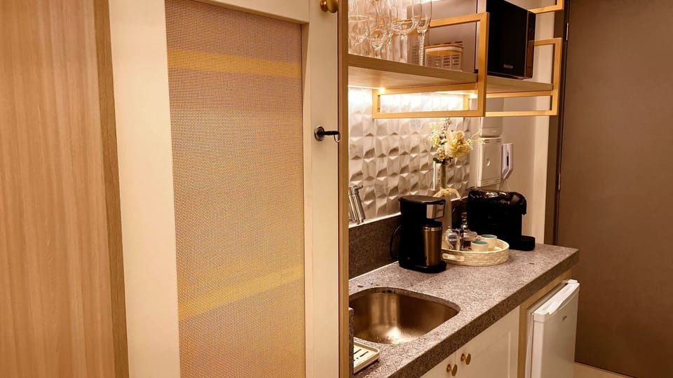 Romantic Apartment | Private kitchen | Microwave, stovetop, cookware/dishes/utensils