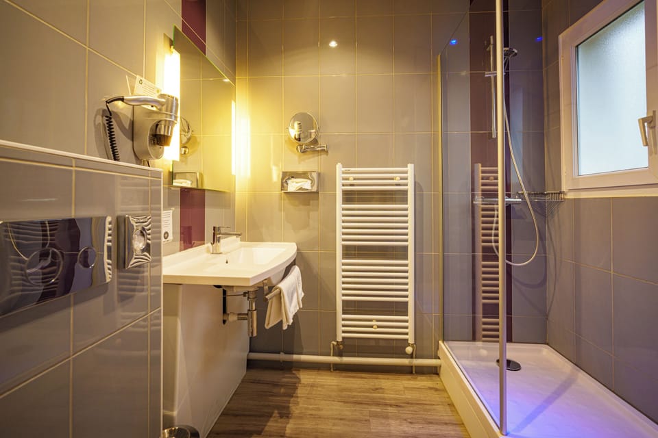 Comfort Double or Twin Room, Garden View | Bathroom | Free toiletries, hair dryer, bathrobes, towels