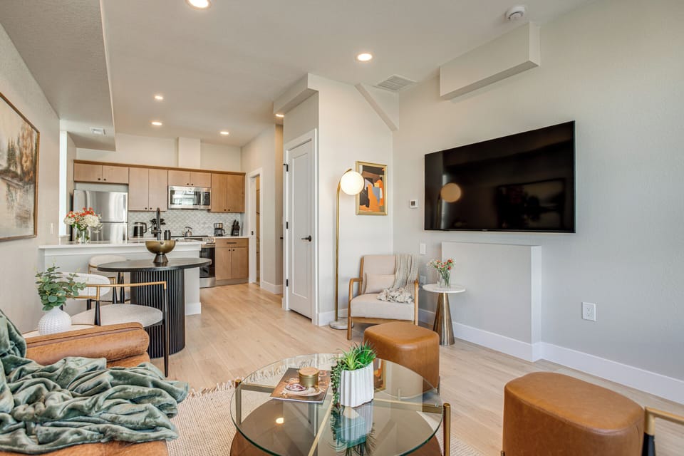 Living Room | Free WiFi | Smart TV | Central A/C | 2nd Floor
