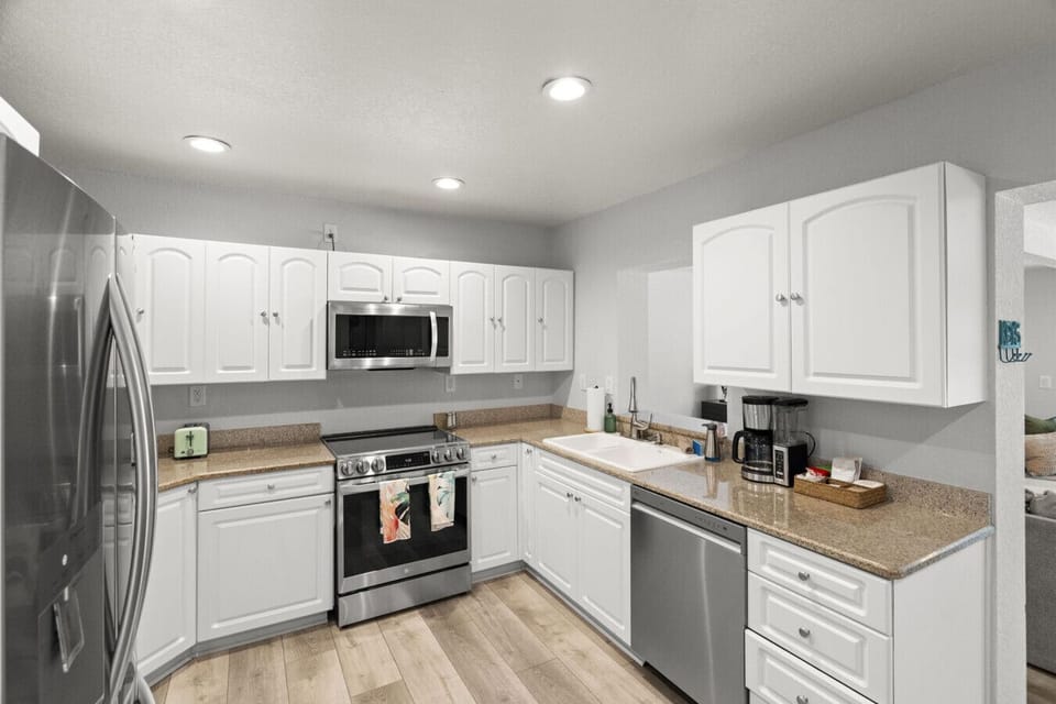 This well-equipped kitchen has everything you need to whip up delicious meals, whether you`re making a quick breakfast or a full family feast!