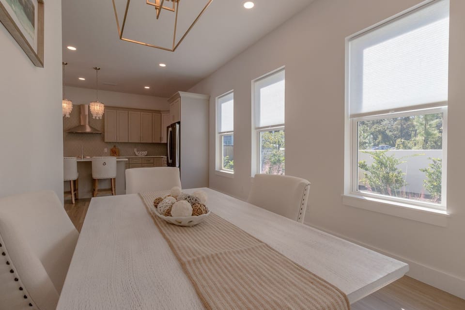 Dining Area & Kitchen