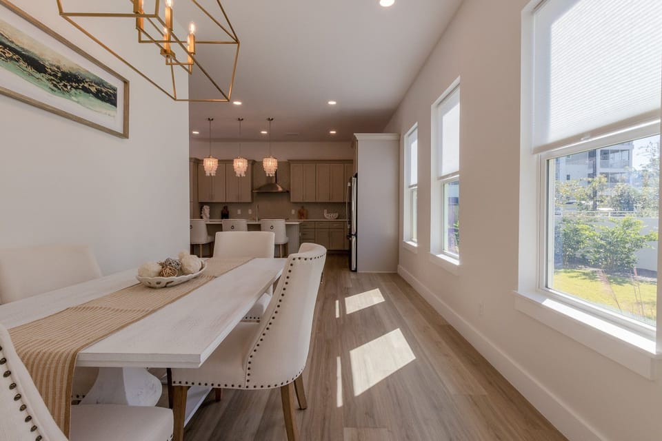 Dining Area & Kitchen
