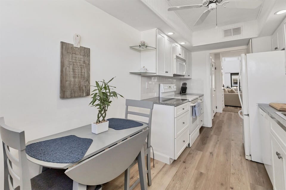 Fully-equipped kitchen and brakfast nook