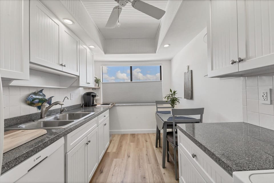 Fully-equipped kitchen and brakfast nook