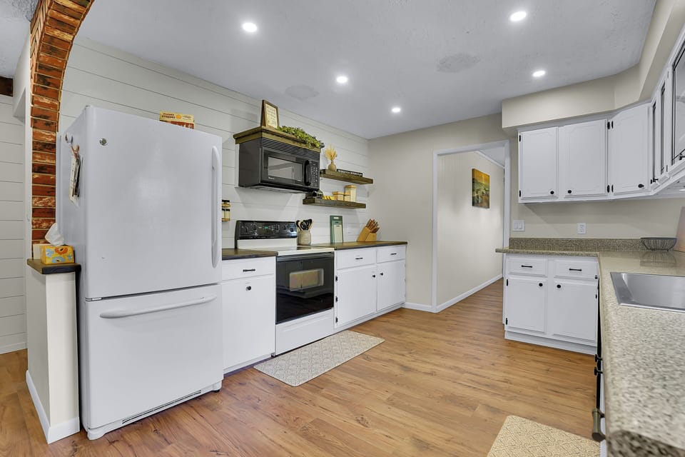 This fully-equipped kitchen is perfect for dinners in so that you do not have to leave the house!