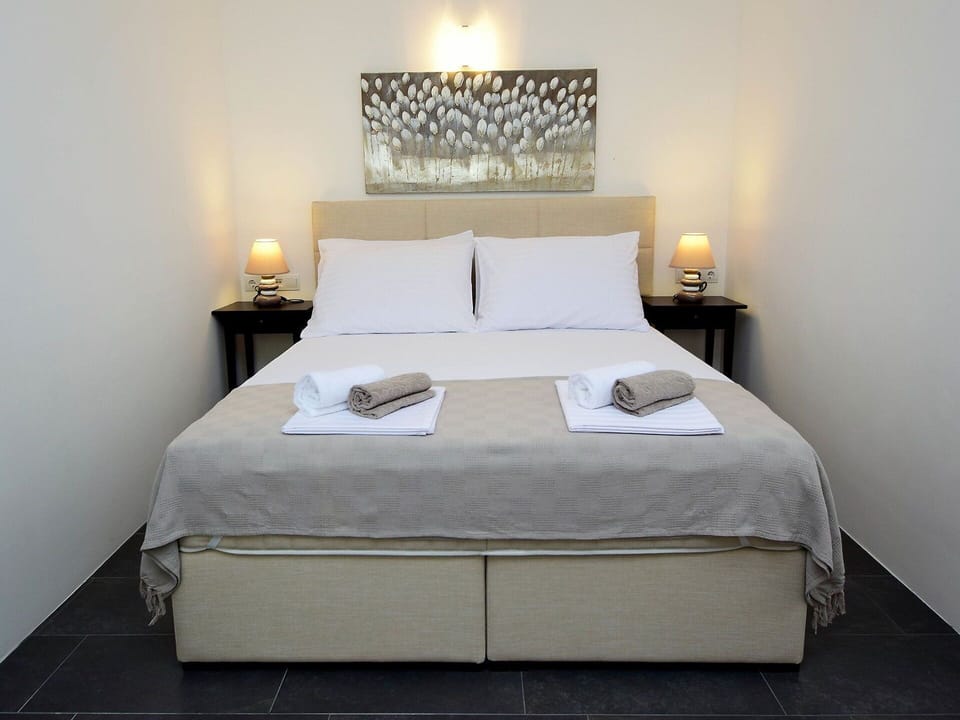 Furniture, Property, Building, Comfort, Interior Design, Textile, Lighting, Wood, Lamp, Floor