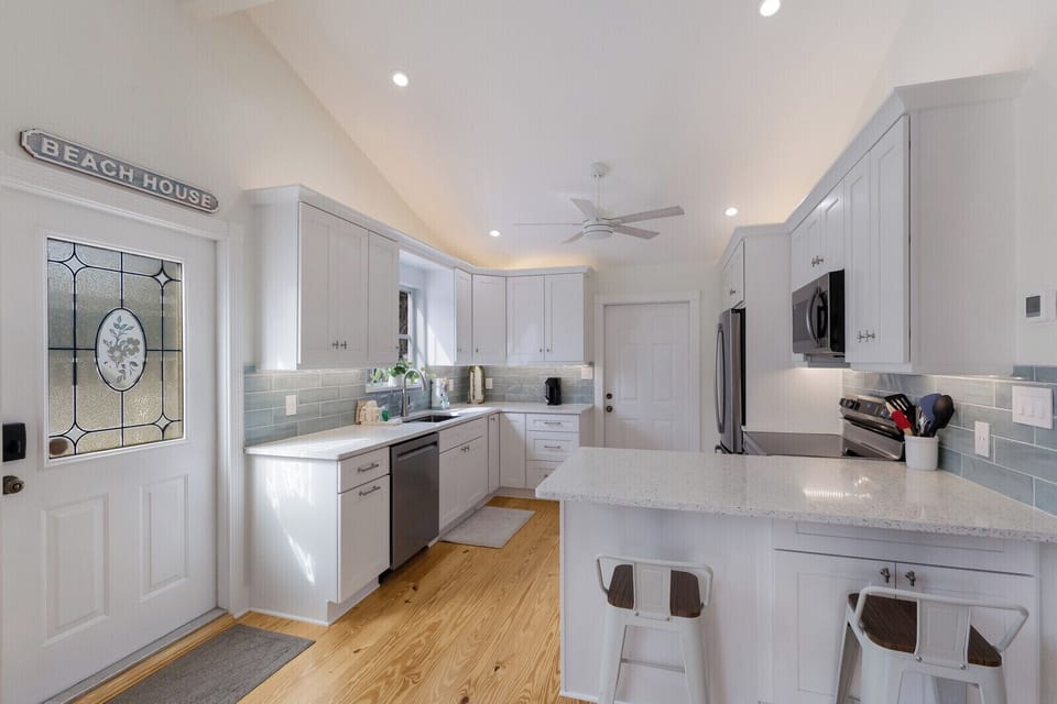 Modern fully stocked kitchen