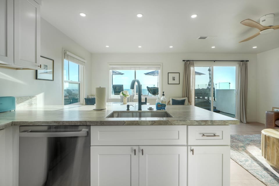 Spacious kitchen island overlooking the sea.