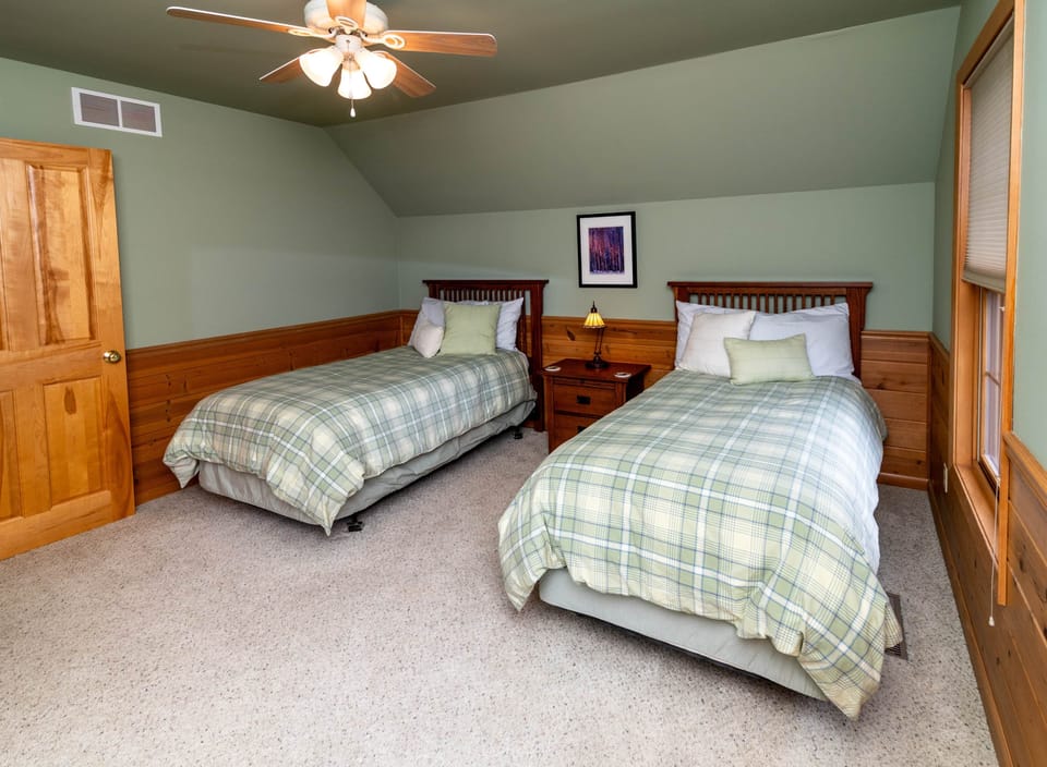 Bedroom Upper Level with 2 Twin Beds