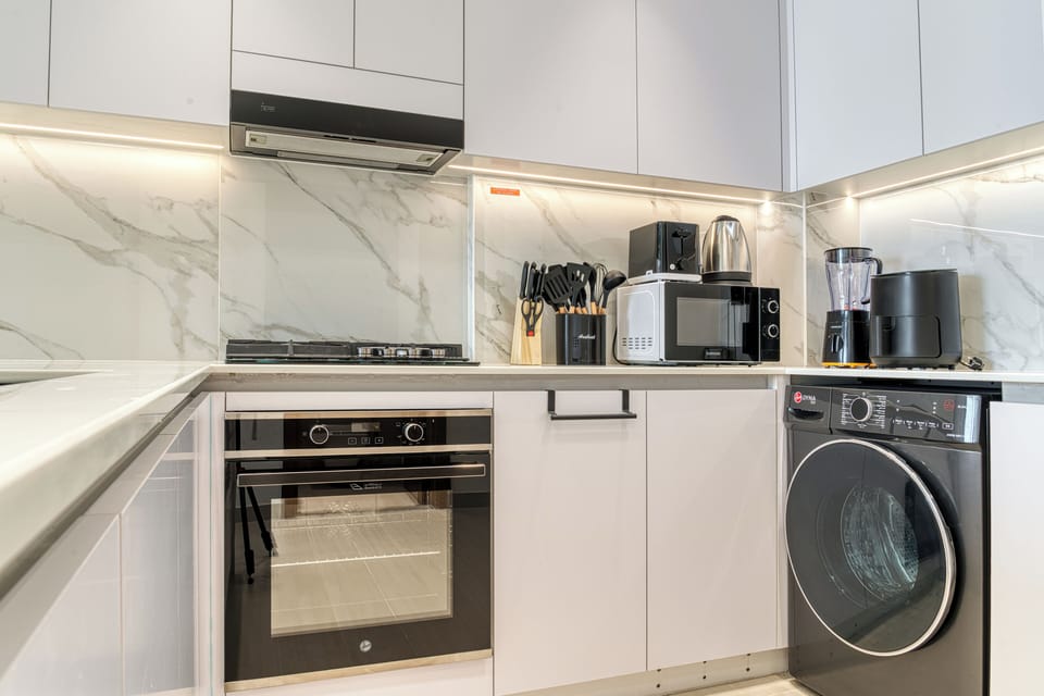 Exclusive Apartment, Balcony, City View | Private kitchen | Microwave, oven, stovetop, electric kettle