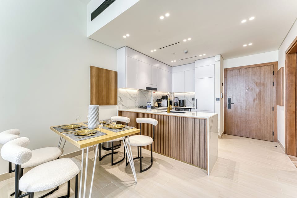 Exclusive Apartment, Balcony, City View | In-room dining