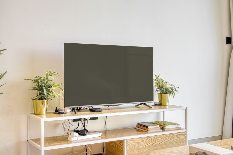 Exclusive Apartment, Balcony, City View | Living room | 40-inch Smart TV with digital channels
