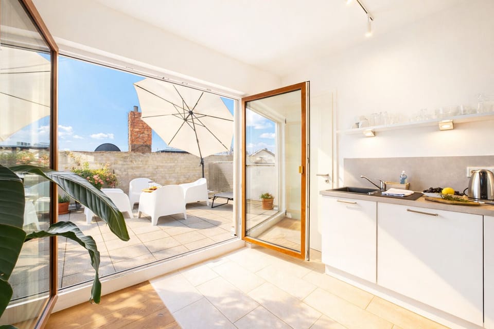 The sunny rooftop terrace: plenty of natural light, a peaceful atmosphere, ideal for spending time.