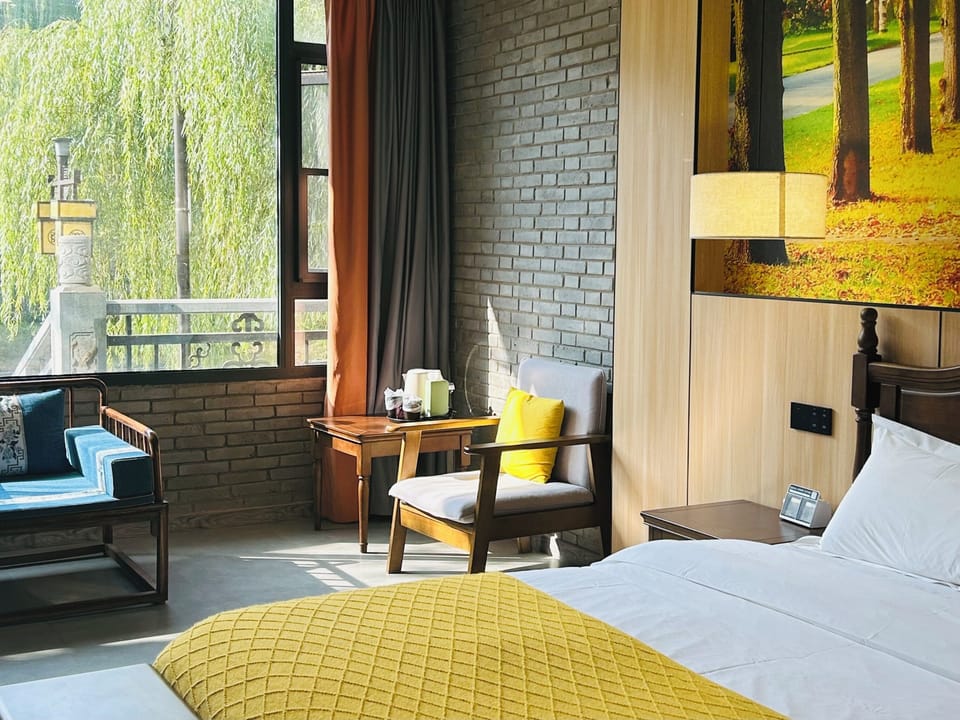 Riverside Queen Room | Blackout drapes, soundproofing, iron/ironing board (on request)