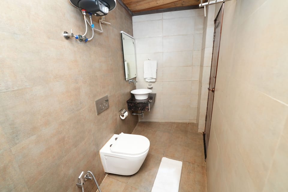 Basic Double Room | Bathroom | Slippers, towels, soap, shampoo