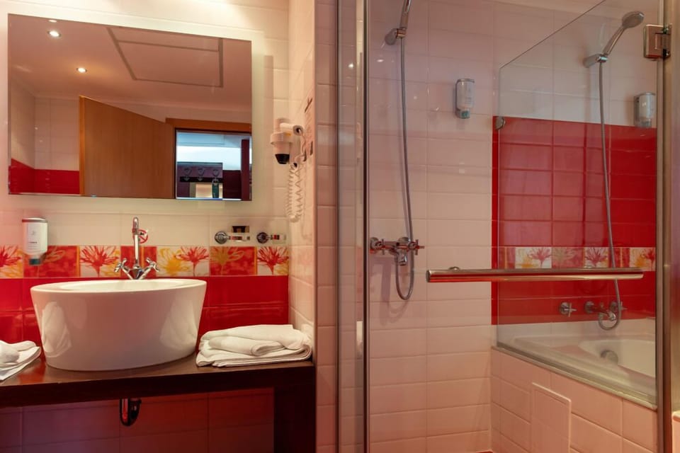 Deluxe Suite | Bathroom | Combined shower/tub, hair dryer, towels, soap