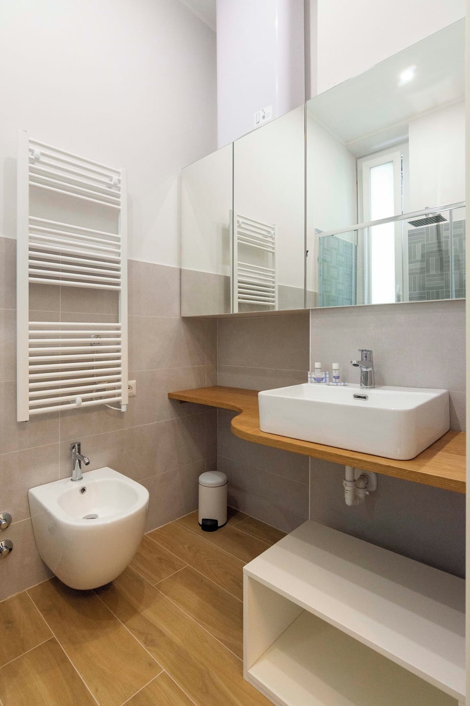 Comfort Double Room | Bathroom | Shower, hair dryer, bidet, towels