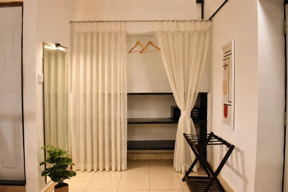 Mixed Dorm|1 Bed In 4 Bunk Bed With AC and Shared Bathroom | WiFi (free)
