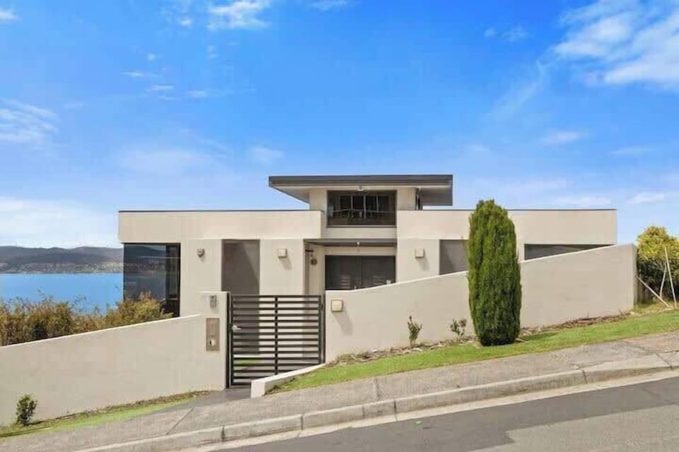 Beautiful and modern on the outside ,and same on the inside.(7)