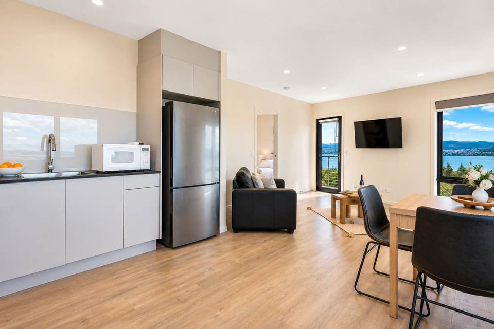 STUDIO-Well-equipped contemporary kitchen with full-size fridge, oven, cooktop and everything needed for meals at home.