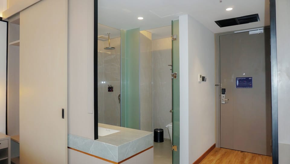 Superior Room | Bathroom | Shower, hair dryer, bidet, towels