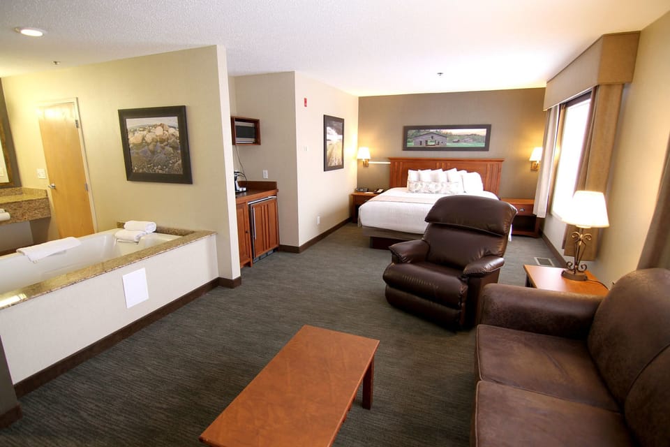Suite, Jetted Tub | Premium bedding, down comforters, pillowtop beds, blackout drapes