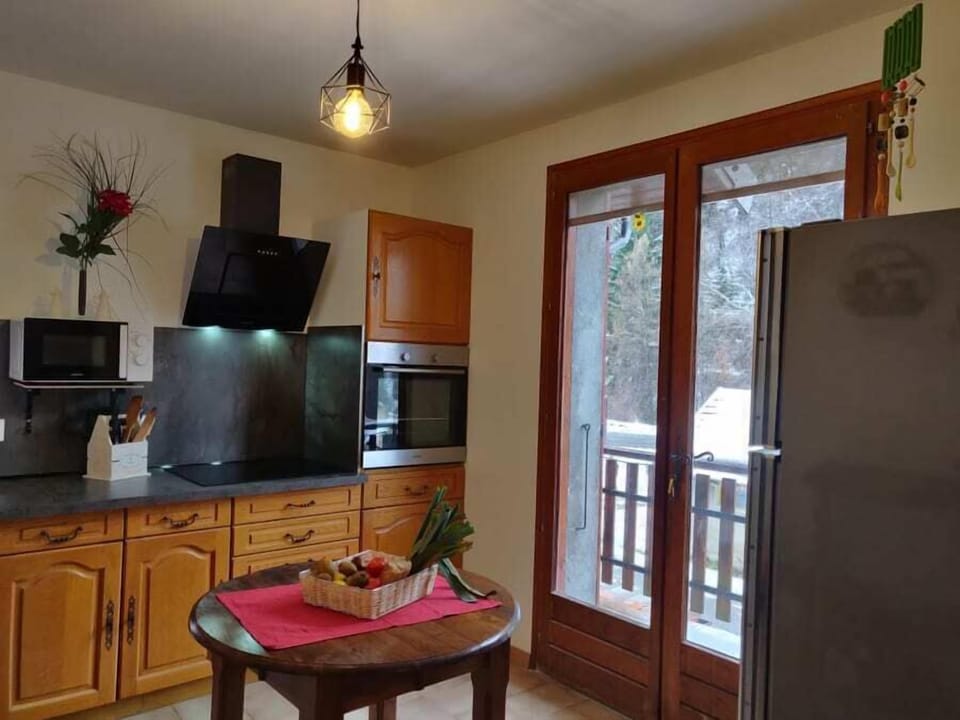 Family Apartment, Mountain View | Private kitchen | Full-size fridge, microwave, oven, stovetop