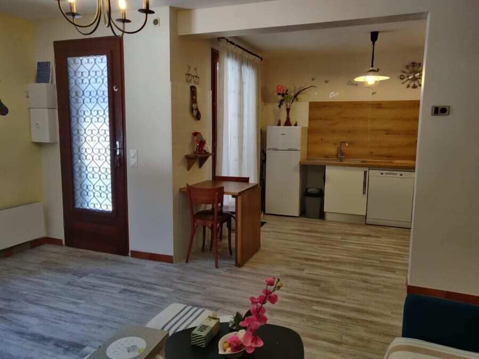 Apartment, Balcony, Mountain View | Private kitchen | Full-size fridge, microwave, oven, stovetop