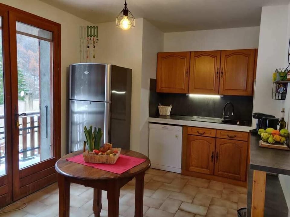 Family Apartment, Mountain View | Private kitchen | Full-size fridge, microwave, oven, stovetop