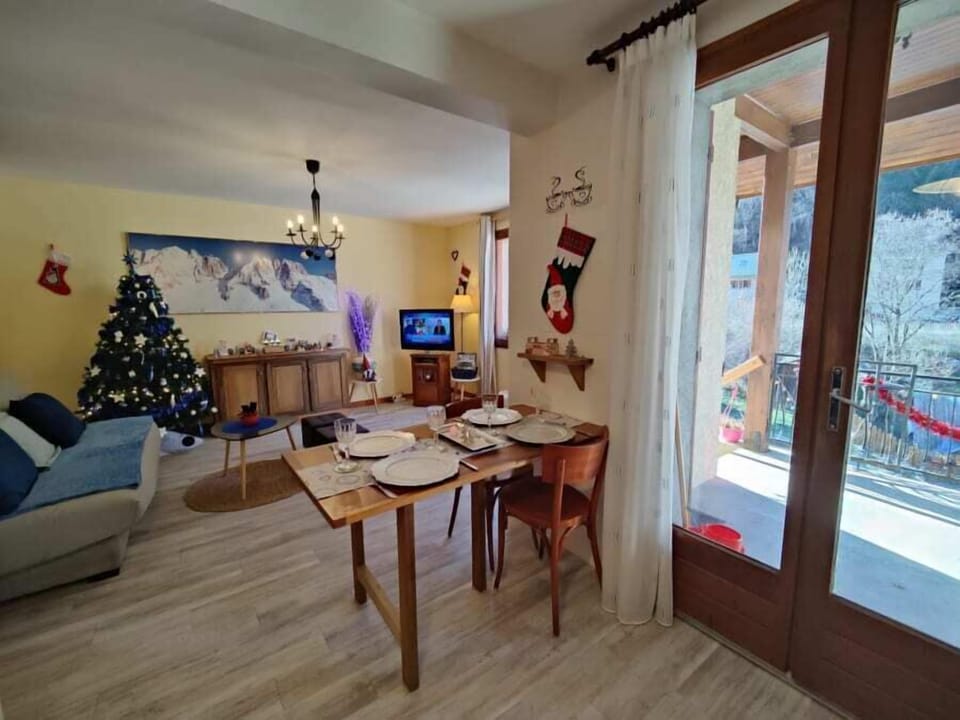 Apartment, Balcony, Mountain View | Living area