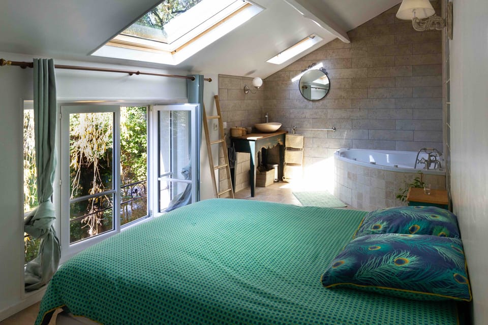 Comfort Room | Free WiFi