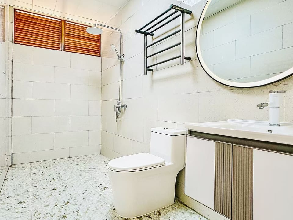 Family Twin Room, Garden View | Bathroom | Shower, rainfall showerhead, free toiletries, hair dryer