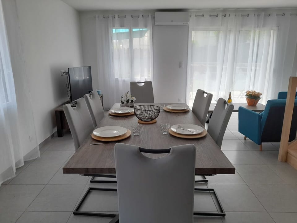 Comfort Cottage, Patio, Mountain View | Dining room