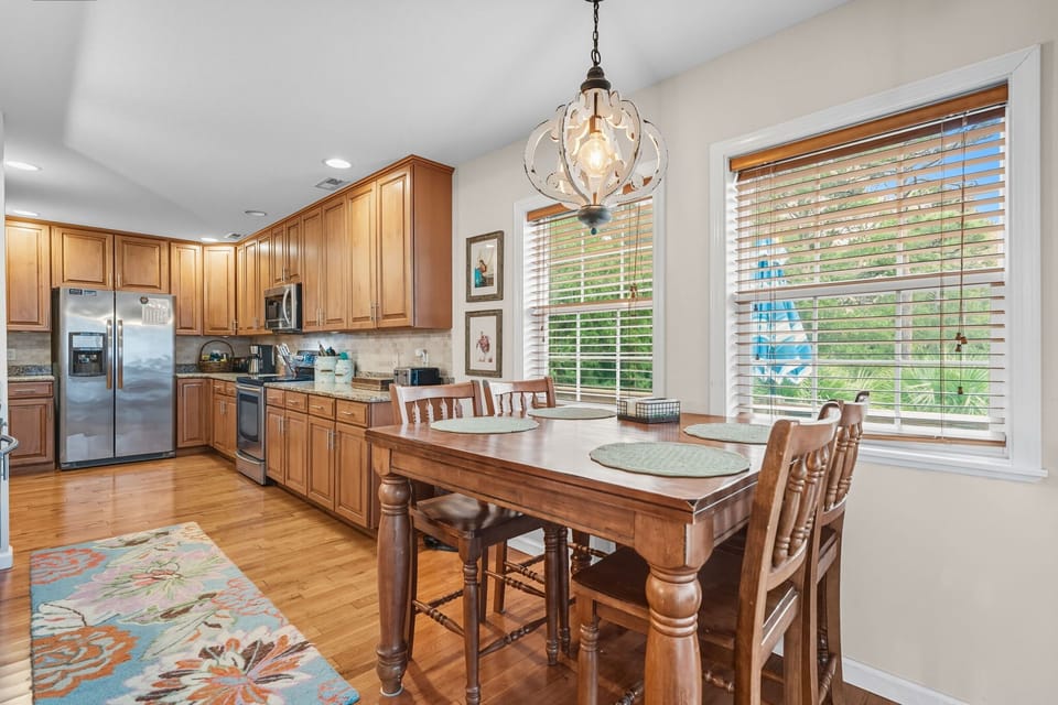 Breakfast Area and Kitchen