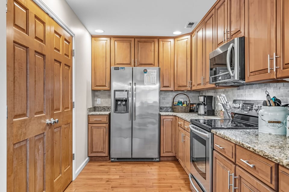 Fully Equipped Kitchen w/ Eat at Bar, Sink, Refrigerator, Stove, Range, Oven, Cooking Utensils, and Much More