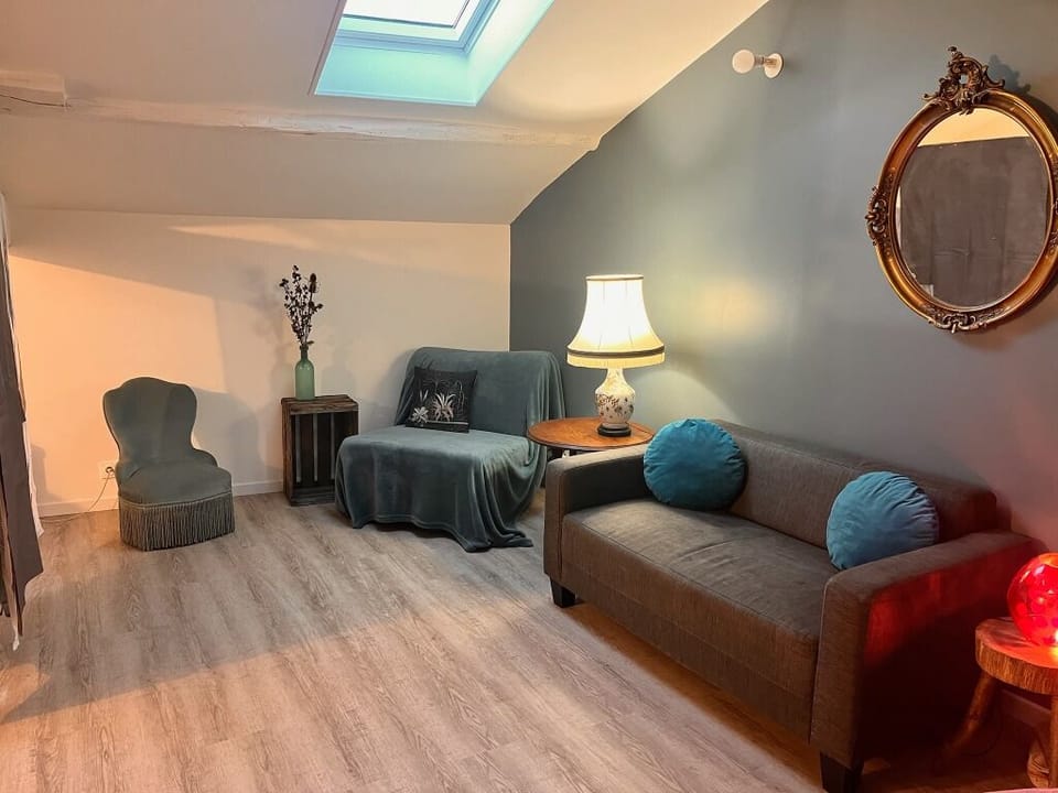 Deluxe Room, River View | Living area
