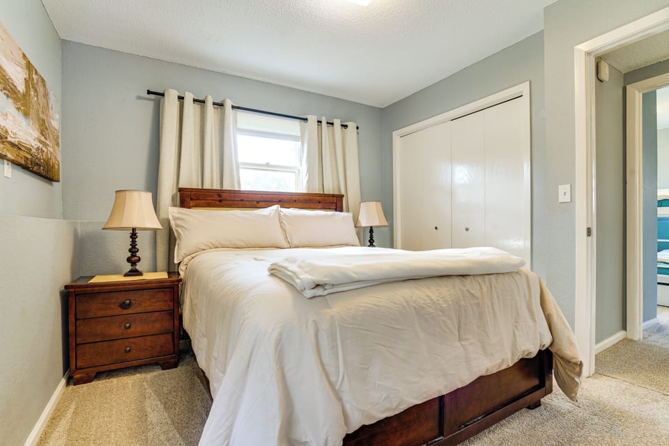 1 Mi to White Bear Lake & Dtwn: Twin Cities Escape Apartment in White Bear Lake